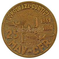 1986. "Lökösháza-Curtici (ma Kürtös) - MÁV-CFR - 25 - 1961-1986" egyoldalas, öntött bronz emlékplakett (114mm) T:XF