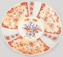 Japán Arita Imari porcelán tál. XIX sz. Kézzel festett, jelzett, kis lepattanással d: 31 cm