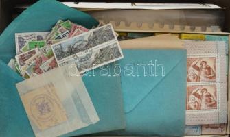 Kincses ládikó: sok - sok ezer magyar és külföldi bélyeg országonként tasakolva fém ládikóban, érintetlen anyag gyűjtői hagyatékból. Érdemes megnézni!!!