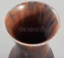 Zsolnay keménycserép váza. Érdekes irizáló mintával. Jelzett, száján minimális pattanás. m: 16,5 cm