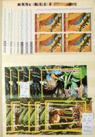 Egyenlítői Guinea motívum sorok több példányban, összefüggésekkel, hozzá blokkok. Szép motívum anyag! 12 lapos A4-es berakóban