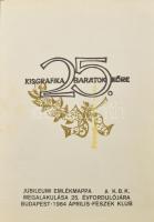 Kisgrafika Barátok Köre 25. Jubileumi emlékmappa a K.B.K. megalakulása 25. évfordulójára. Bp., 1984, Kisgrafika Barátok Köre, 3 sztl. lev.+ 35 t. Bordás Ferenc, Fery Antal, Gácsi Mihály, Kőhegyi Gyula, Sterbenz Károly, Stettner Béla, Varga Nándor Lajos és mások grafikáival. Klf. technikák, papír, részben jelzett. Kísérőfüzettel Kiadói papírborítón apró ráragasztott papírmaradvánnyal, máskülönben jó állapotban. Lapméret: 21x15 cm. Számozott (33./100) példány. Komplett, hiánytalan gyűjtői ritkaság!