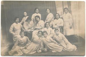 1922 Giurgiu, Gyurgyevó, Gyurgyó; fiatal lányok ünneplő ruhában. Karol Márkus felvétele / young girls in uniform. photo