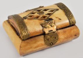 Csont ládika ékszeres doboz. Réz szerelékkel, bársony béléssel, 10x8 cm
