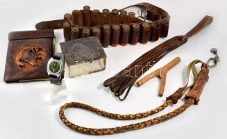 Vadász kellékek: töltényöv, vadász karóra, vadász motívumos üveg és ón doboz (sérült), stb.