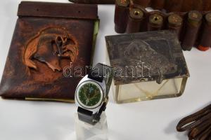 Vadász kellékek: töltényöv, vadász karóra, vadász motívumos üveg és ón doboz (sérült), stb