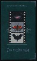 Orosz László Wladimir: Tua maxima culpa. Miskolc, 2006, Norna Kiadó. Kiadói műbőr kötés, jó állapotban.  A Nagy Ágnes grafikus által illusztrált könyv fülszövege: "Egy vers annyiban autentikus, amennyiben megőrzött még valamit az ősi-mágikus költészet erejéből; ezen erő a nyelvi architektúra kaleidoszkópszerűen átfejlő kristály-formáiban ébred, egy olyan alkotói jelenlét által vezérelten, mely a Teremtés szakrális játékának analogonja. Mitikus képeim és reminiszcenciáim ? tudatállapotok. Ezért ne nyissanak csalóka, külső távlatokat; éppen ellenkezőleg: a sorsa elől egyre kétségbeesettebben menekülő embert varázstükrökként szembesítik Önmagával.? (Orosz László Wladimir.)  Orosz László Wladimir (1966-): író, költő, filozófus, hermetikus, asztrológus. "Több könyv és publikáció szerzője, a szinoptikus asztrológia elméletének megalkotója. 'Szivárványhídon át' című művében ezoterikus színelméletét mutatja be, az 'A Jelen és az Idő'-ben az asztrológiai kontextusban megjelenő Szabad Akarat és Determinizmus paradoxonát vizsgálja, de írt könyvet C. G. Jung komplex pszichológiájának spirituális vonatkozásairól is. Fontosnak tekinthetőek még azon tanulmányai is, melyek keretében szépirodalmi művek/életművek szellemi szintű értelmezését célozza meg (Komjáthy Jenő, Weöres Sándor, Ibsen Peer Gynt-je, Jack London)."