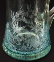 Karcag Berekfürdői korsó. Türkizen színezett krakléüveg, hibátlan, egy öntési vonallal, m: 15 cm