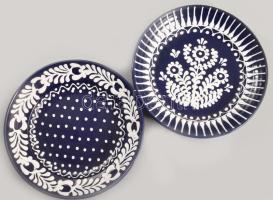 2 db jelzett iparművész mázas kerámia tényér. Kézzel festett, jelzett, hibátlan d: 22 cm