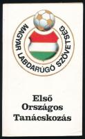 Magyar Labdarúgó Szövetség. Első Országos Tanácskozás. Bp., Idegenforgalmi Propaganda és Kiadó Vállalat. Kiadói papírkötés, jó állapotban.  Ritka, különleges kiadvány. Szűk fél évvel a mexikói labdarúgó-vb után járunk, a Szepesi György helyett immár Somogyi Jenő elnök vezette Magyar Labdarúgó Szövetség 1986. december 9-én a Budapest Kongresszusi Központban rendezte meg a labdarúgók országos tanácskozását. Itt mutatkozott be a novemberben megalakult új, 24 tagú MLSZ-elnökség; a régiből csak hárman maradtak, ekkor lett elnökségi tag Demján Sándor. Az országos találkozóra a magyar labdarúgás szinte minden területének képviselőjét meghívták, hogy megvitassák a sportág aktuális kérdéseit. "A Magyar Labdarúgó Szövetség új elnöksége azzal a hittel vállalta társadalmi megbízatását, hogy a 'gyógyíthatatlan beteget' talpra állítja, sőt, sikerekre vezeti. S ez a szándék már egymagában üdvözlendő törekvés, hiszen az MLSZ újonnan megválasztott vezetői nagyon nehéz pillanatban vállalkoztak erre a feladatra, mondhatni, a mélypontra nyúlnak le a labdarúgókért"- írta 1986. november végén a Népszava.