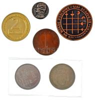 Vegyes, 6db-os külföldi és magyar emlékérme tétel, közte Kanada DN "CP Hotel / Calgary Torony" kétoldalas bronz emlékérem (37,5mm) + NDK DN "Halle Saale" (2xklf) Cu-Ni emlékérmek (35,5mm), stb. T:XF,VF, patina Mixed 6pcs foreign and Hungarian commemorative medallion lot, including Canada ND "CP Hotels / Calgary Tower" two-sided bronze commemorative medallion (37,5mm) + GDR ND "Halle Saale" (2xdiff) Cu-Ni commemorative medallions (35,5mm), etc. C:XF,VF, patina