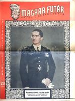 [Folyóirat] A Magyar Futár politikai hetilap lapszáma Horthy István kormányzóhelyettes halála alkalmából. Szerkeszti: Rajniss Ferenc. II. évfolyam, 35. szám. (1942. augusztus 26.) Budapest, 1941. Stádium Rt. ny. Folio. 23 + [1] p. A Rajniss Ferenc szélsőjobboldali újságíró, közgazdász, szociálpolitikus főszerkesztésével megjelenő képes politikai hetilap 1941. május 29-e és 1944. december 6-a között jelent meg, erősen németbarát szellemben. Jóllehet első lapszámában a lap pártoktól függetlenként, az összmagyar szociális összefogás híveként határozta meg magát, álláspontja igencsak közel esett az éppen ellenzékben levő, szélsőjobboldali, Imrédy Béla-féle Magyar Megújulás Pártjához. Lapszámunk természetesen megemlékezik Horthy István kormányzóhelyettes és vadászpilóta tragikus kimenetelű légi balesetéről, képriportot is közöl a szovjet fronton elesett tiszt életéről, ám érdeklődése középpontjában változatlanul a világháború eseményei állnak, a haditechika újításai, a német és magyar győzelmek; a szovjet és angol veszteségek. A belföldi hírcsokorban a kormányzóhelyettesi nekrológ mellett antiszemita kirohanásokkal tűzdelt filmes és társadalmi kommentárok. Lapszámunk rajzait (az angolszász-szovjet szövetségi rendszer működését gúny tárgyává tevő politikai karikatúráktól eltekintve) Dinnyés Károly grafikusművész készítette. A folyóirat valamennyi lapszáma szerepel az Ideiglenes Nemzeti Kormány által 1945-ben betiltott művek jegyzékén. Fűzve, kétszínnyomású, illusztrált, enyhén sérült kiadói borítóban.