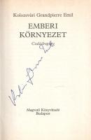 Kolozsvári Grandpierre Emil:  Emberi környezet. Családregény. (Aláírt.) Budapest, (1986). Magvető Könyvkiadó (Kossuth Nyomda). 306 + [6] p. Első kiadás. Kolozsvári Grandpierre Emil (1907-1992) író, esszéíró, műfordító esszékötete kolozsvári családja történetét, tágabb értelemben a kolozsvári magyarság sorsát tárgyalja. Kötetének állandóan visszatérő témája apjához fűződő bonyolult viszonya, illetve a magyarság még bonyolultabb önképe a XX. század fordulói során. Feliratozott kiadói egészvászon kötésben, színes, illusztrált kiadói védőborítóban. Jó példány.
