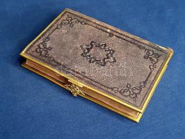 Új Testamentom, azaz: A' Mi Urunk, Jézus Krisztusnak Uj Szövetsége. Magyar nyelvre fordította Károli Gáspár. - A 'soltárok könyve. [Egybekötve.] Bécs, 1865. Reichard és Társa (Nyomatott Bécsben, Holzhausen Adolfnál). [4] + 446 + [2] p.; 115 + [1] p. Protestáns Újszövetség- és zsoltárfordításunk szövege kéthasábos szövegoldalakon, fejezetkezdő összefoglalásokkal. Példányunk címlapján, utolsó ívének oldalán és a belív néhány további oldalán halvány foltosság. Az utolsó oldalon kézzel írt bejegyzések. Aranyozott, enyhén sérült gerincű, vaknyomásos, kissé kopott korabeli egészbőr kötésben, aranyozott festésű lapszélekkel, a kötéstáblák szélein sárgaréz élvédőkkel, eredeti sárgaréz, kötetzáró kapoccsal. Dekoratív, jó példány.