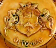 Korom Kati (1953- ): Öttömös címere. Mázas kerámia, jelzett, 20 cm