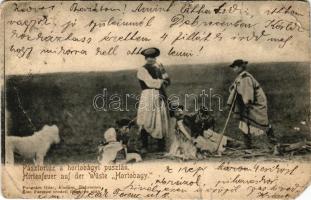 1900 Hortobágy, Pásztortűz a hortobágyi pusztán, magyar folklór. Pongrácz Géza kiadása, Kiss Ferenc eredeti fényképe után (b)