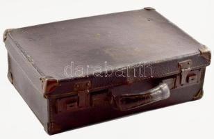 Kisméretű bőrönd, kopásnyomokkal, 25×34×12 cm