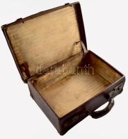 Kisméretű bőrönd, kopásnyomokkal, 25×34×12 cm