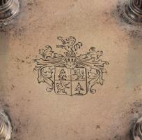 Ezüst (Ag) kínáló, nemesi címer rajzzal. Jelzett, üveg betét nélkül. 261g