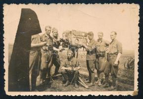 cca 1942 Juhász-Gamma lőelemképző az orosz fronton, fotó hátoldalon feliratozva, felületén törésnyomok, 6×8,5 cm