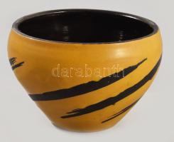 Gorka Lívia (1925 - 2011): Váza. Fekete, sárga mázakkal festett kerámia, apró mázhibával. Jelzett: Gorka Lívia. d: 16 cm