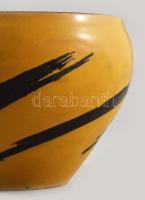 Gorka Lívia (1925 - 2011): Váza. Fekete, sárga mázakkal festett kerámia, apró mázhibával. Jelzett: G...