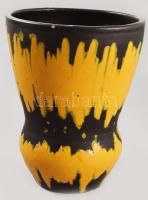Gorka Lívia (1925 - 2011): Váza. Fekete, sárga mázakkal festett kerámia, hibátlan Jelzett: Gorka Lívia.m: 19 cm