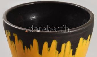 Gorka Lívia (1925 - 2011): Váza. Fekete, sárga mázakkal festett kerámia, hibátlan Jelzett: Gorka Lív...