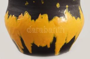 Gorka Lívia (1925 - 2011): Váza. Fekete, sárga mázakkal festett kerámia, hibátlan Jelzett: Gorka Lív...