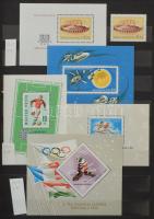 Magyar tétel az 1965-1984 közötti időszakból, benne blokkok, blokkokból kitépett bélyegek, kisívek 8 lapos A4-es berakóban (cca. 20.000)