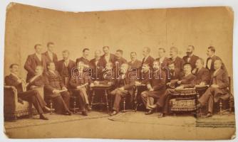 cca 1900-1910 Előkelő férfitársaságot ábrázoló fotómontázs (a kép jobb szélén a három álló, illetve két ülő alakot utólag illesztették a képre), nagyméretű fotó kartonon, viseltes állapotban, sérült, deformált, hátoldalán ragasztás nyomaival, 34x55 cm