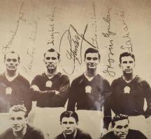 Az Aranycsapatot ábrázoló plakát, rajta nyomtatott aláírásukkal, hajtott, 41,5×60 cm