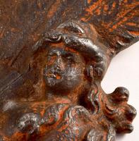 Női alakos öntöttvas tányér. 16 cm