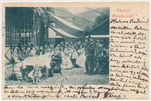 1900 Menyháza, Monyásza, Moneasa; vendéglő, étterem kertje vendégekkel és zenészekkel / restaurant garden with guests and musicians + "GURAHONCZ - ARAD 70. SZ." vasúti mozgóposta bélyegző (ragasztónyom / glue marks)