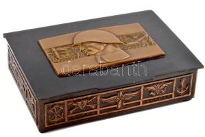 Kiváló katona doboz, belsejében felirat: Emlékül a szocialista haza fegyveres szolgálatáért, a Magyar Népköztársaság Honvédelmi Miniszterétől. 12,5x9,5x3cm