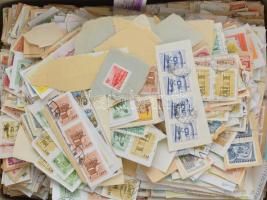 Nagy cipős doboz tele áztatandó bélyegekkel