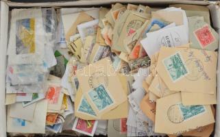 Cipős doboz tele áztatandó főleg magyar bélyegekkel