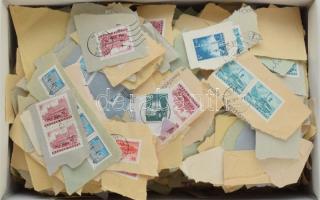 Cipős doboz tele áztatandó magyar bélyegekkel