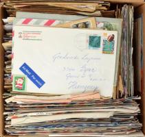 Sok száz magyar és külföldi, régi és modern küldemény dobozban. Érdekes vegyes anyag!