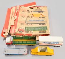 1966 VEB Mechanische Spielwaren Brandenburg Special Transport készlet. Formaszám: 5010. Formaterv: Manfred Schindler (1935-2016). A járműkészlet egy félpótkocsiból és négy különböző pótkocsiból áll: egy dobozos pótkocsiból, egy állatszállító pótkocsiból, egy ömlesztett-áru szállító pótkocsiból és egy mélybölcsős pótkocsiból. Minden pótkocsi funkcionális elemekkel rendelkezik, mint például ajtók, nyílások, tolóajtók és rakodórámpák. Sérülésekkel, hiánnyal, a kartondoboz darabokban van.  ///  1966 VEB Mechanische Spielwaren Brandenburg Special Transport Set, form number 5010, design by Manfred Schindler (1935?2016). The vehicle set consists of a semi-trailer and four different trailers: a box trailer, a livestock trailer, a bulk goods trailer, and a low-bed trailer. Each trailer is equipped with functional elements such as doors, hatches, sliding doors, and loading ramps. With damages and missing parts, the cardboard box is in pieces.