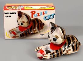 cca 1975 Nakayama Wind Up Puzzle Cat felhúzható lemezjáték. Japán, fémlemez, eredeti dobozában, 14x9 cm  ///  cca 1975 Nakayama Wind Up Puzzle Cat Tin Toy, Japan, tinplate construction, wind-up mechanism, with original box, size: 14 × 9 cm.