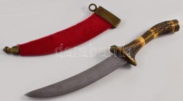 Dísztőr, agancs és réz markolattal, vörös plüssborítású fém hüvellyel, h: 32 cm