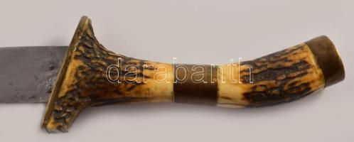 Dísztőr, agancs és réz markolattal, vörös plüssborítású fém hüvellyel, h: 32 cm