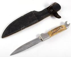 Vadászkés, szaru nyéllel, recézett pengével, bőr tokkal, h: 24 cm