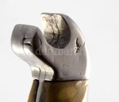 Vadászkés, szaru nyéllel, recézett pengével, bőr tokkal, h: 24 cm