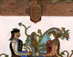 Sisa József (1952-2021) Népmesei jelenet. Tűzzománc kép fakeretben, 11,5x11,5 cm