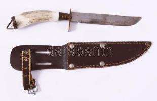 Vadászkés, szaru és réz nyéllel, akasztóval, bőr tokkal, h: 18.5 cm