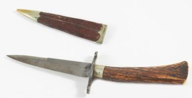 Antik vadászkés, jelzett a pengén: Gebr. Maurer W[ien], cca. XIX. sz. vége, agancs nyéllel, fémveretes bőr hüvellyel, h: 20,5 cm