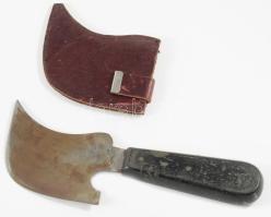 Negyedhold kés, régi bőrműves, cipész szerszám, fa nyéllel, kopottas, rozsdafoltos, bőr tokkal, h: 20,5 cm