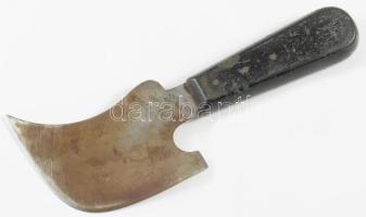 Negyedhold kés, régi bőrműves, cipész szerszám, fa nyéllel, kopottas, rozsdafoltos, bőr tokkal, h: 2...